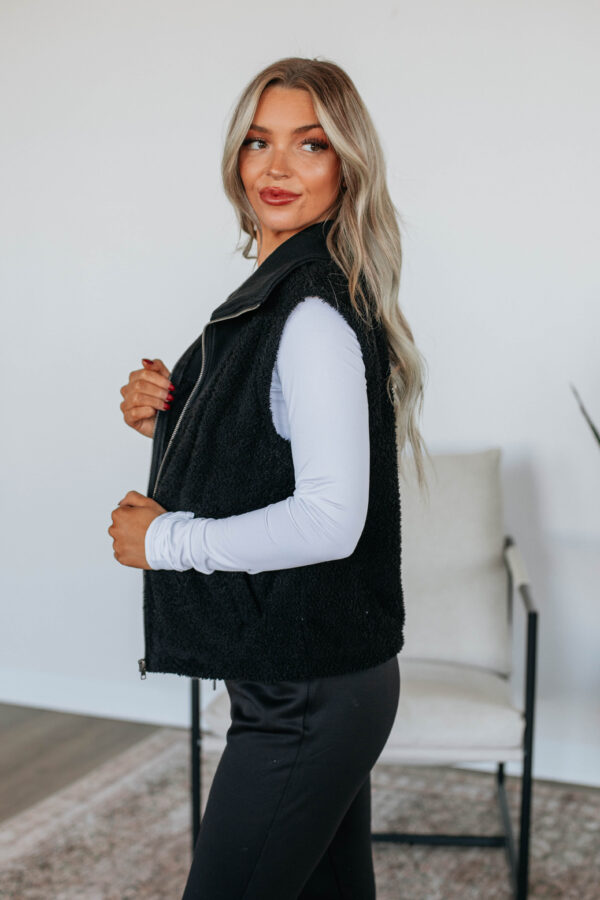 Cove Sherpa Vest - Black - Image 3