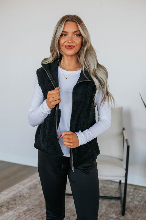 Cove Sherpa Vest - Black - Image 4