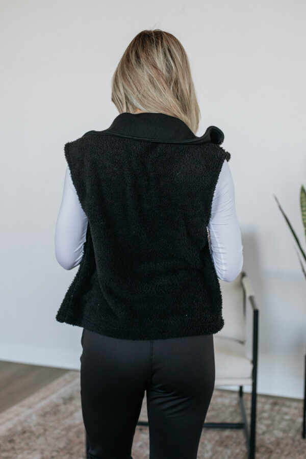 Cove Sherpa Vest - Black - Image 5