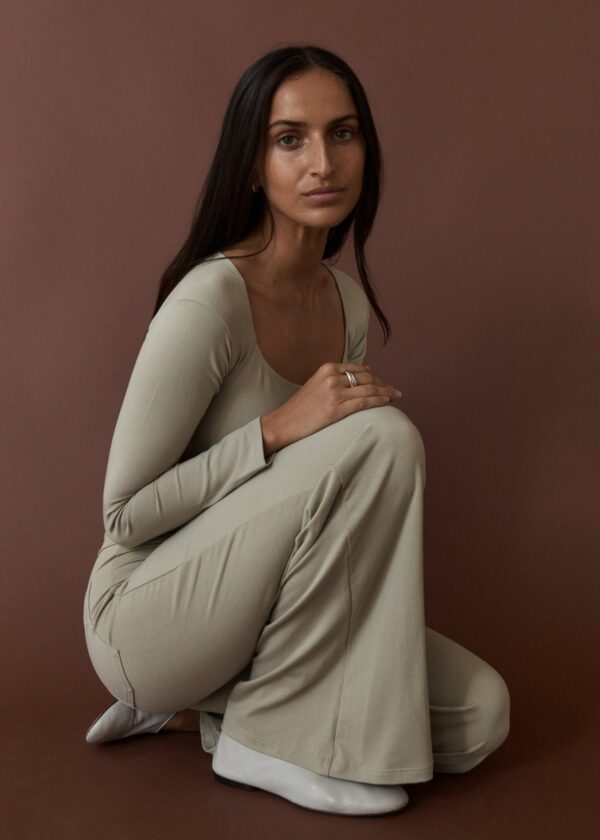 Full Length Yin Flare - Light Grey - Image 8