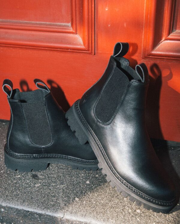 The Signature Chelsea Boot in black - Image 3
