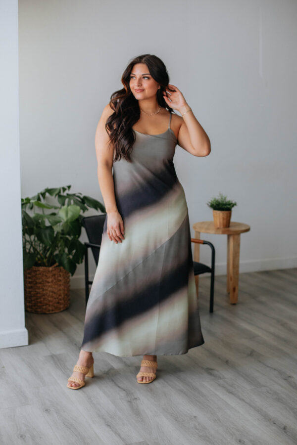 Indri Maxi Dress - Image 3