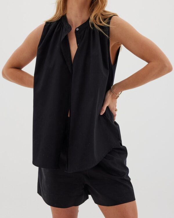 The Giza Sleeveless Shirt | Black - Image 3