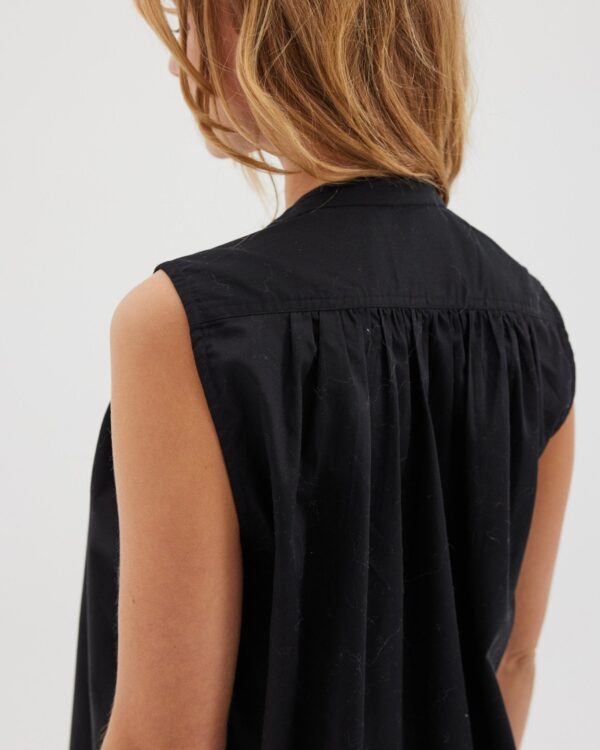 The Giza Sleeveless Shirt | Black - Image 4