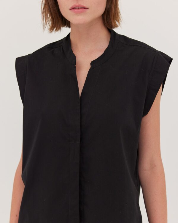 The Tailored Sleeveless Shirt | Black - Image 4